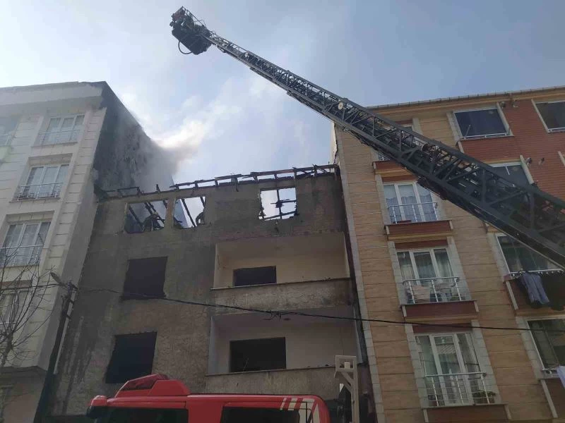 Esenyurt’ta metruk bir binada çıkan yangın 3 binaya sirayet etti
