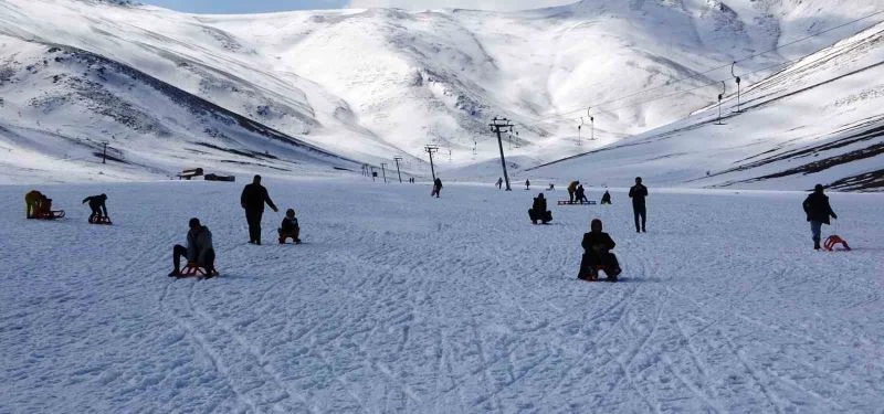 Depremzede çocuklar bir günlüğüne de olsa depremi unuttu
