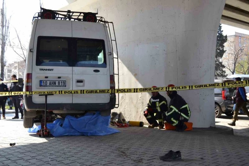 Manisa’da minibüs motosiklete çarptı: 1 ölü
