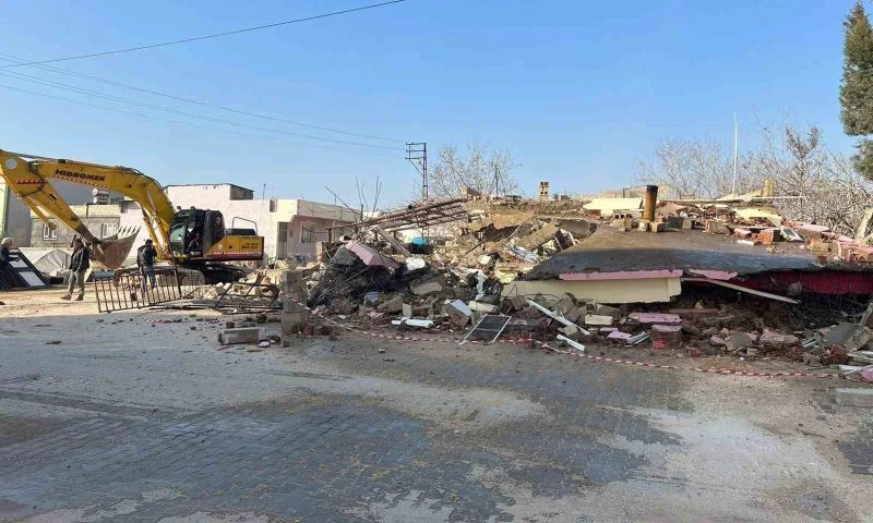 Araban’da acil ağır hasarlı binaların yıkımına başlandı
