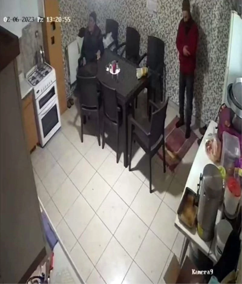 Namaz kılarken depreme böyle yakalandı
