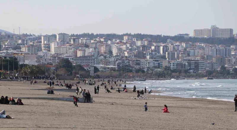 Sıcaklıkların 12 derece birden yükseldiği Samsun’da sahil ve parklar şenlendi
