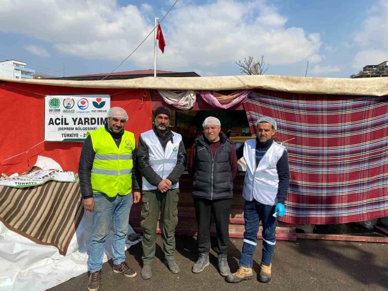 Gercüşlü aşçılardan depremzedelere sıcak yemek
