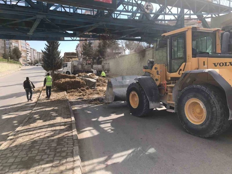 Saman balyası yüklü tır demiryolu geçidine çarptı
