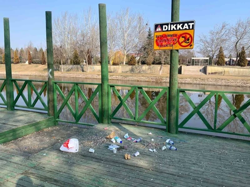 Sorumsuzca atılan çöpler eşsiz Porsuk manzarasına gölge düşürüyor
