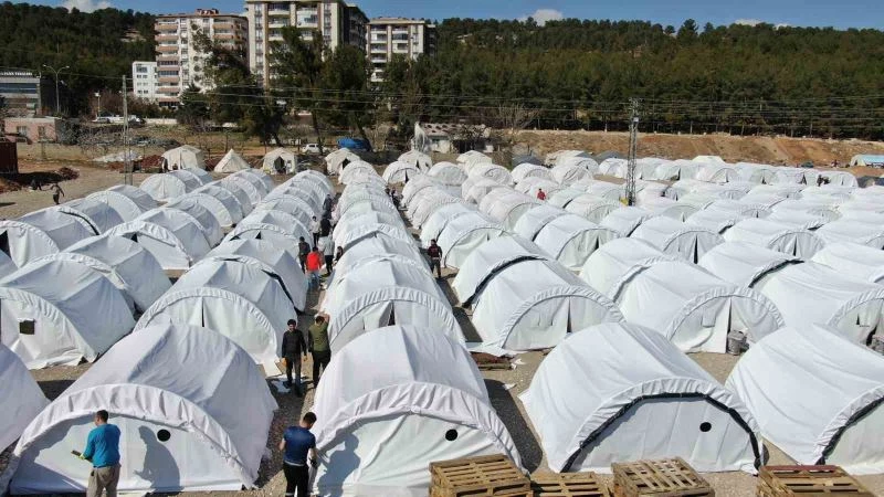 Gönüllülerin desteğiyle Adıyaman’da çadır kentler kuruluyor
