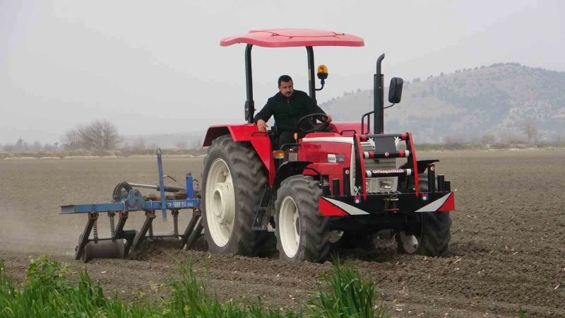 Osmaniye’de depremzede çiftçiler tarlalarda mesaiye başladı