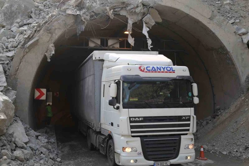 Heyelan nedeniyle kapanan Artvin-Erzurum karayolu trafiğe açıldı
