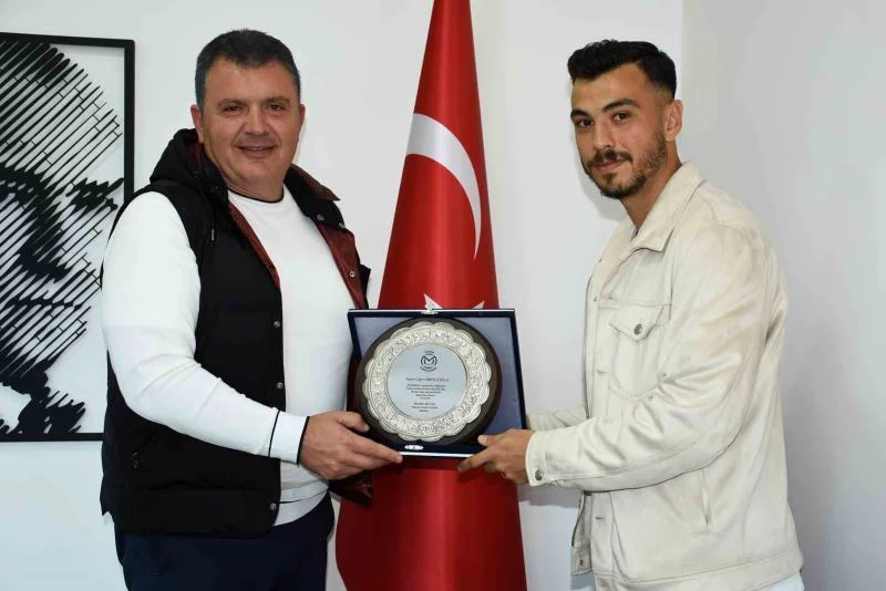 Manisa FK’dan Çağrı Giritlioğlu’na teşekkür plaketi
