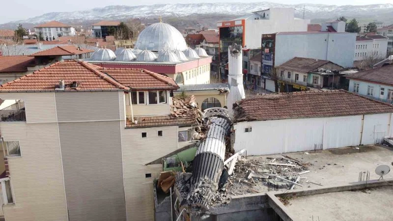 Cami minaresi apartmanı ikiye böldü
