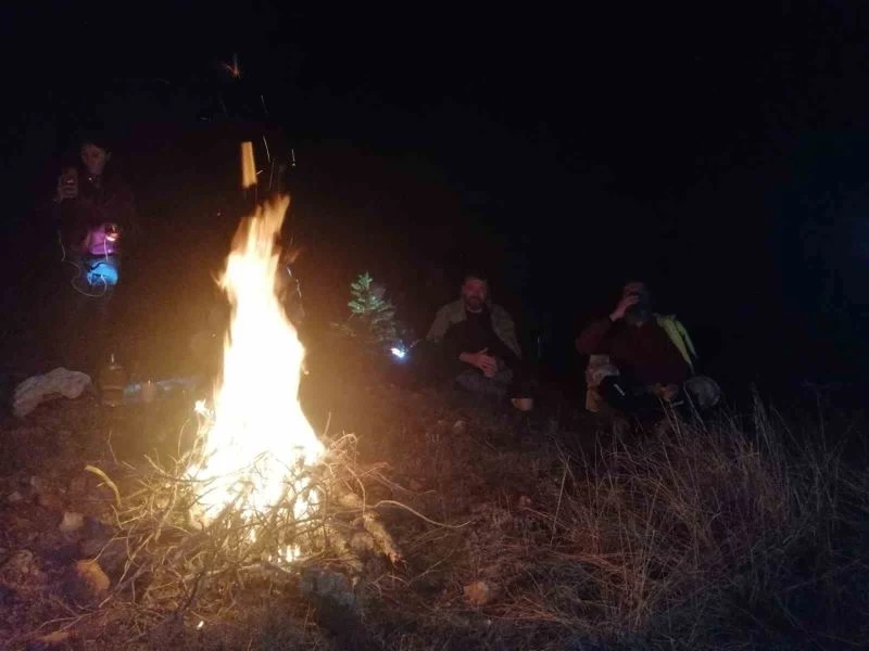 7 kilometrelik gece yürüyüşünde ateş yakarak ısındılar
