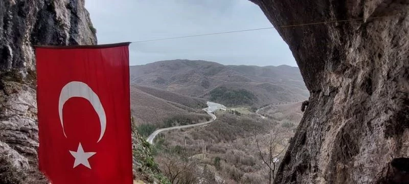 Kimsenin çıkamadığı Şahinkaya Mağarası’na Türk bayrağı astı
