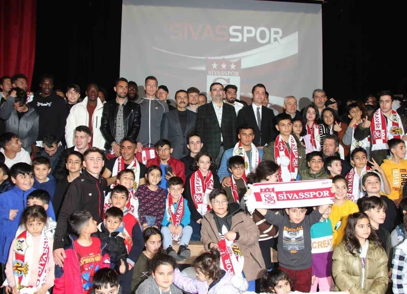 Sivasspor’da Rıza Çalımbay ve futbolcular depremzede çocuklarla buluştu
