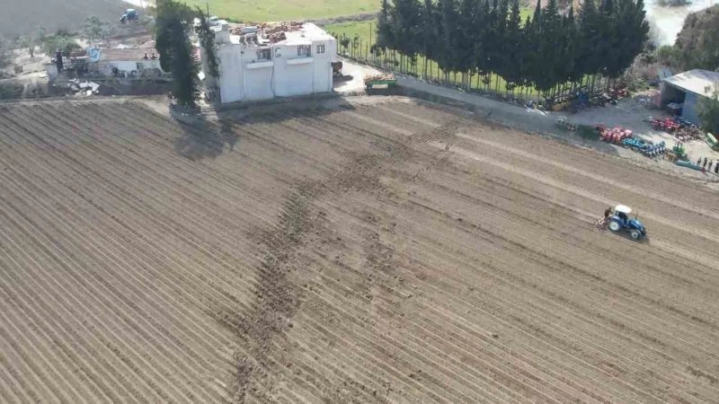 Fay hattının ikiye böldüğü çiftlik 4 metre aşağı çöktü, havadan böyle görüntülendi
