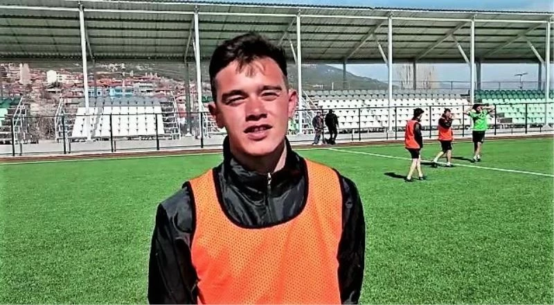 Yeşil sahalara dönen Başkan, memleketinin takımında futbolcu oldu
