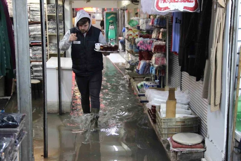İzmir Kemeraltı’nı yine su bastı, esnaf belediyeye tepki gösterdi
