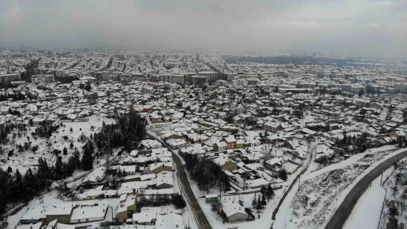 Eskişehir’de masalsı manzaralar oluşturan kar, bazıları için çileye dönüştü
