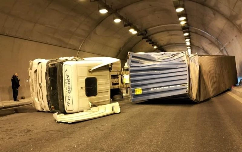 Niğde’de tünelde tır devrildi, otoyol trafiğe kapatıldı
