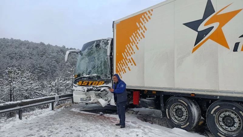 Bolu’da kar yağışı sebebiyle kayganlaşan yolda 6 araç zincirleme kazaya karıştı: 5 yaralı
