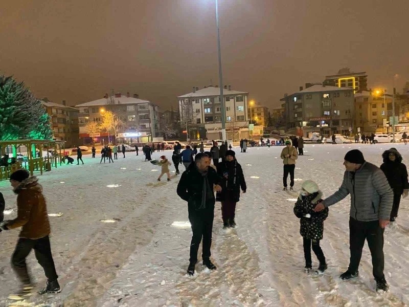 Pursaklar Belediye Başkanı Ertuğrul Çetin vatandaşlarla kar topu oynadı
