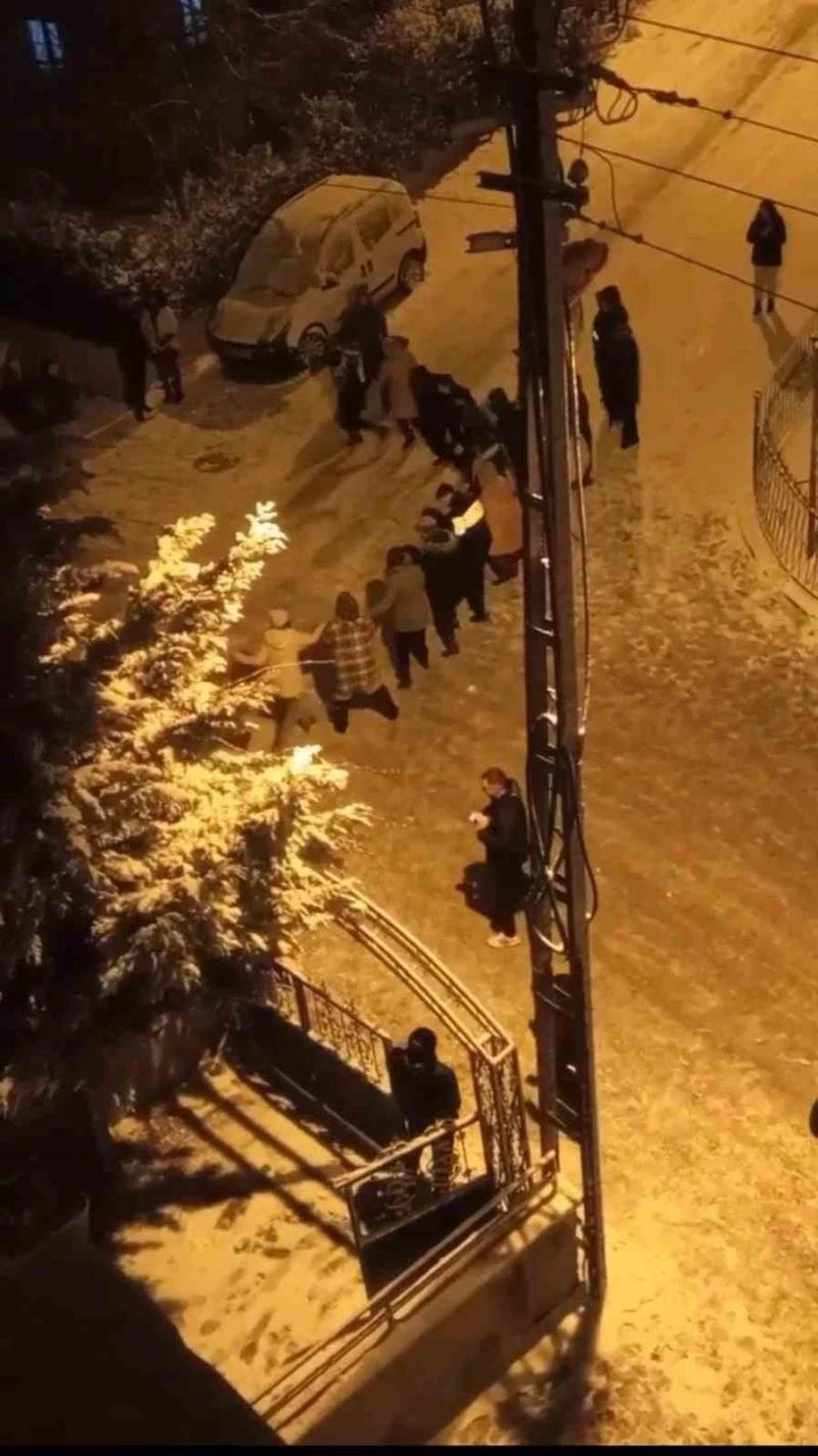 Ankara’da kar yağışı halayla kutlandı
