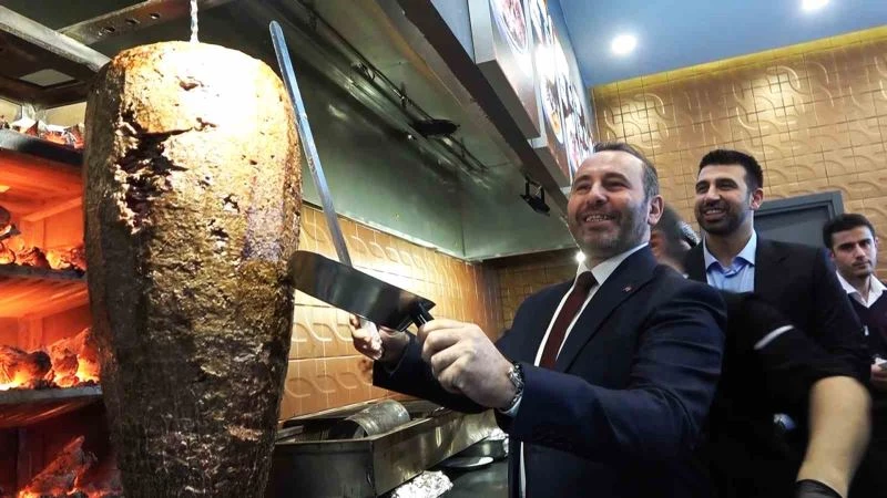 Yalova Belediye Başkan Vekili Tutuk, ocağa geçti döner kesti
