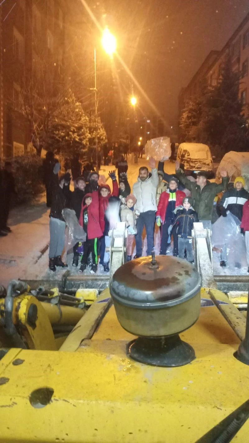 Pursaklar’da kar topu oynamak isteyen vatandaşlardan kar küreme aracına sevimli protesto
