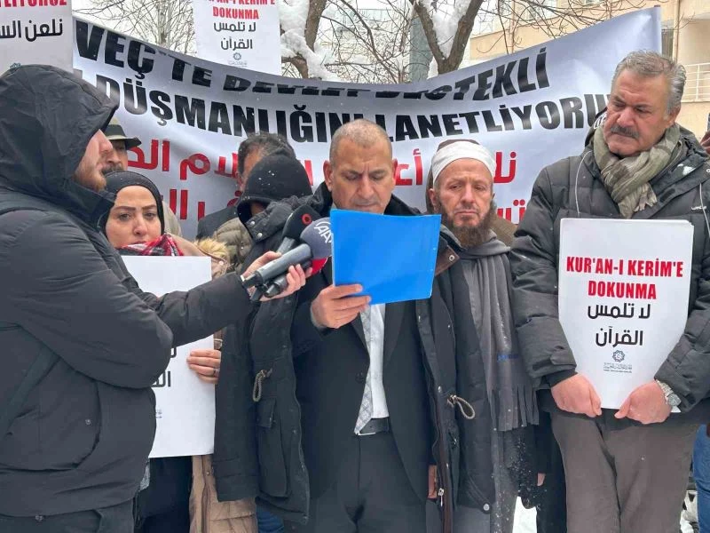 Arap Topluluğu Birliği’nden İsveç Büyükelçiliği önünde protesto
