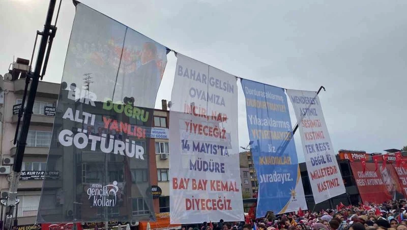 Cumhurbaşkanı Erdoğan’ın miting yapacağı alandaki afişler dikkat çekti
