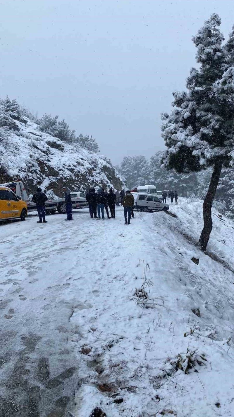 Burdur’da kar yağışına hazırlıksız yakalanan sürücüler yollarda kaldı
