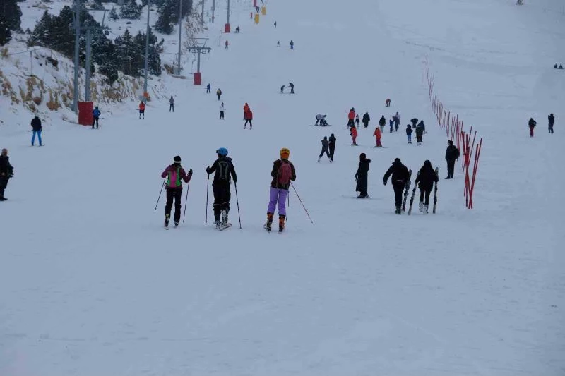 Erzincan’da beklenen kar yağışının ardından kayak sezonu açıldı
