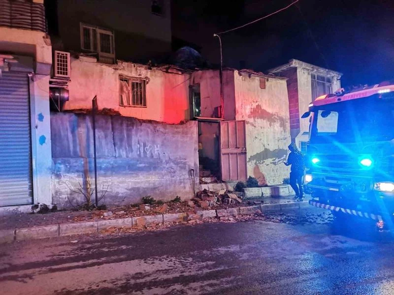 İzmir’de faciadan dönüldü: Evin çatısı çöktü, 1 kişi yaralı kurtarıldı
