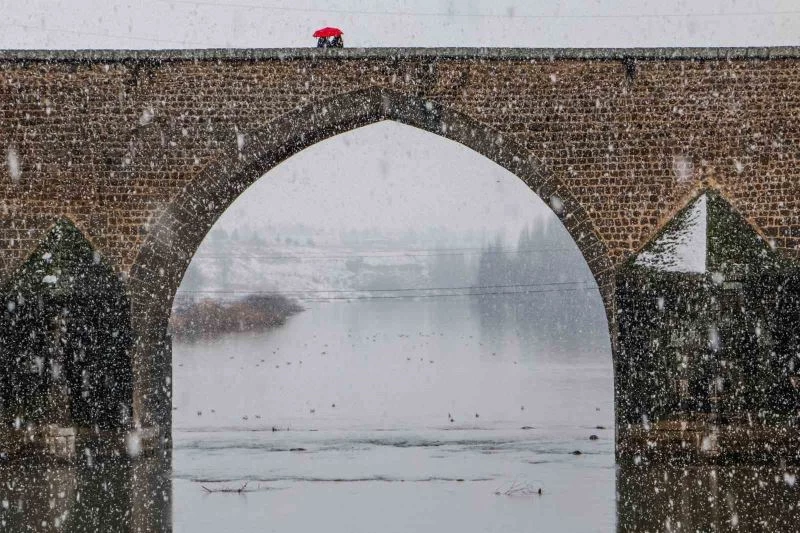Diyarbakırlılar kar yağmasını On Gözlü Köprü’de halay çekerek kutladı
