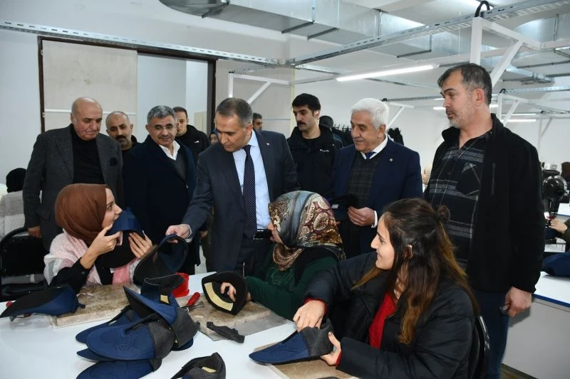 Vali Çuhadar, ASGEM’de ayakkabı üretim atölyelerini gezdi
