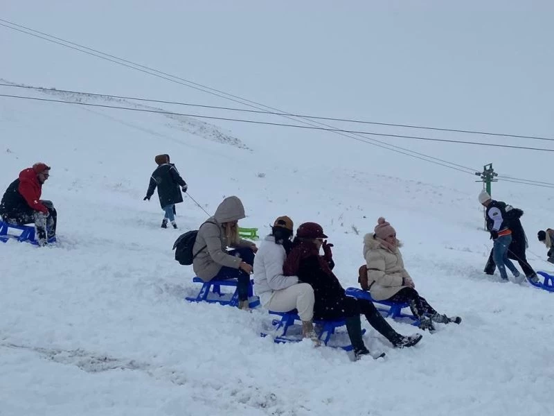 Türkiye’nin göl manzaralı kayak merkezinde sezon açıldı
