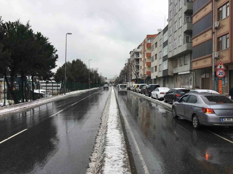 İstanbul’a beklenen kar yağışı geldi sevinci yarım kaldı “Deprem nedeniyle üzüntümüz daha ağır basıyor”

