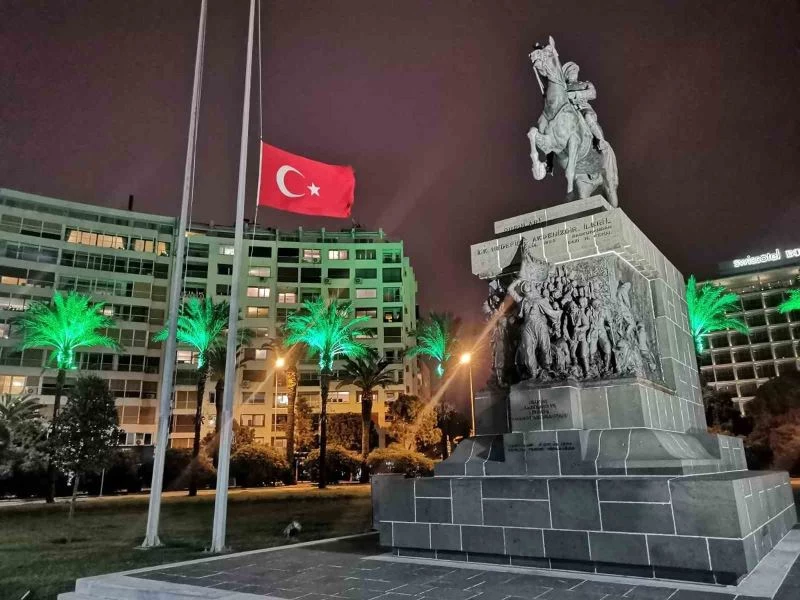 İzmir’de bayraklar yarıya indirildi
