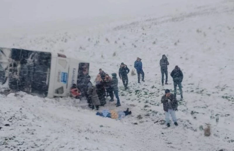 Kamil Koç’a ait 2 otobüs 5 kilometre arayla karda yan yattı
