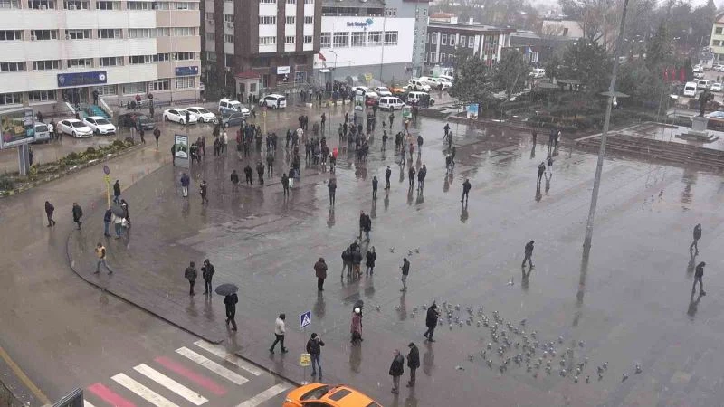 7,6’lık deprem Kırıkkale’de hissedildi: Vatandaşların meydana toplanma anı kamerada
