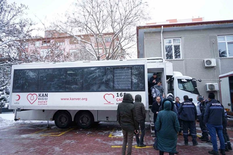 Konya Büyükşehir personeli deprem bölgesi için kan bağışında bulunuyor
