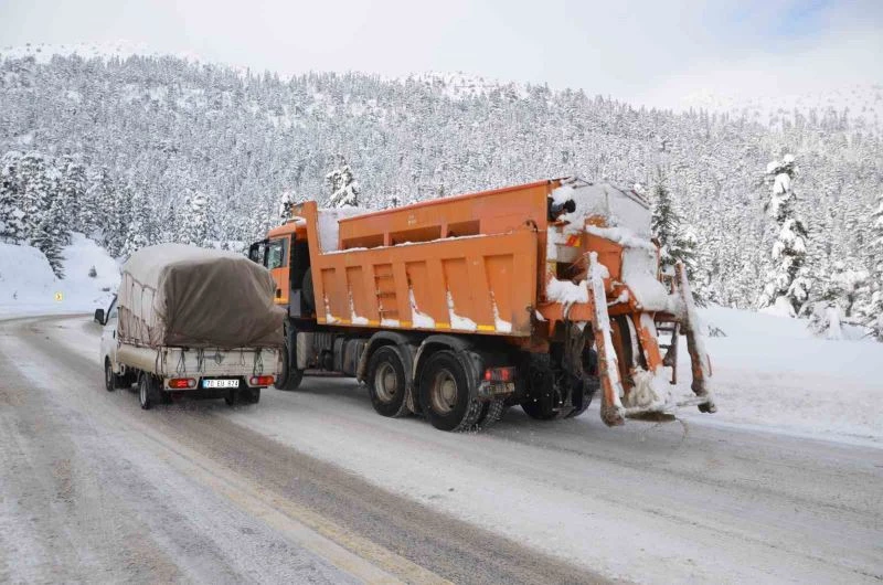 Yoğun kar yağışı ile kapanan Antalya-Konya Karayolu tırlar hariç araç trafiğine açıldı
