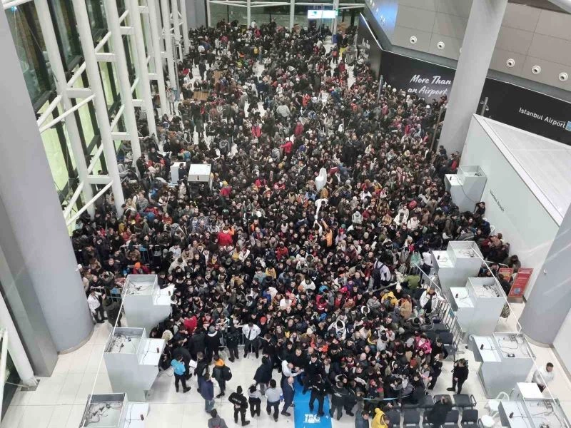 Deprem bölgesine gitmek için İstanbul Havalimanı’na gelen gönüllüler yoğunluğa neden oldu
