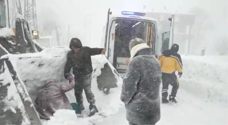 Ordu’da hastalanan kadın, karla kaplı yolda kepçe ile ambulansa taşındı
