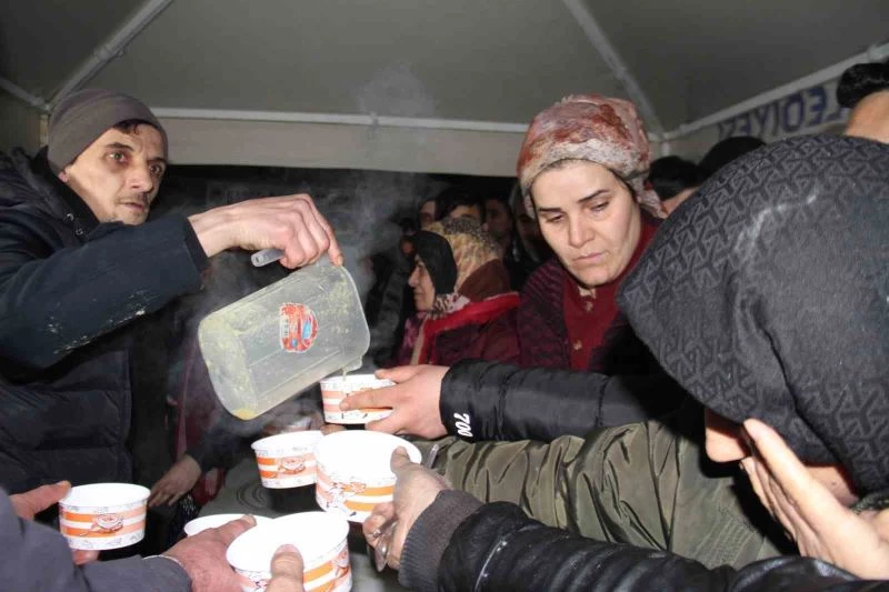 Elazığ Belediyesinden Malatyalı depremzedelere sıcak çorba ikramı
