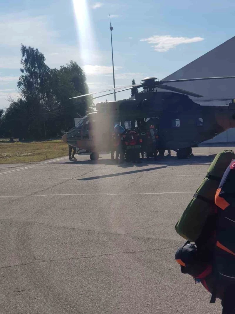 Kara Kuvvetlerine ait helikopterler deprem bölgesinde
