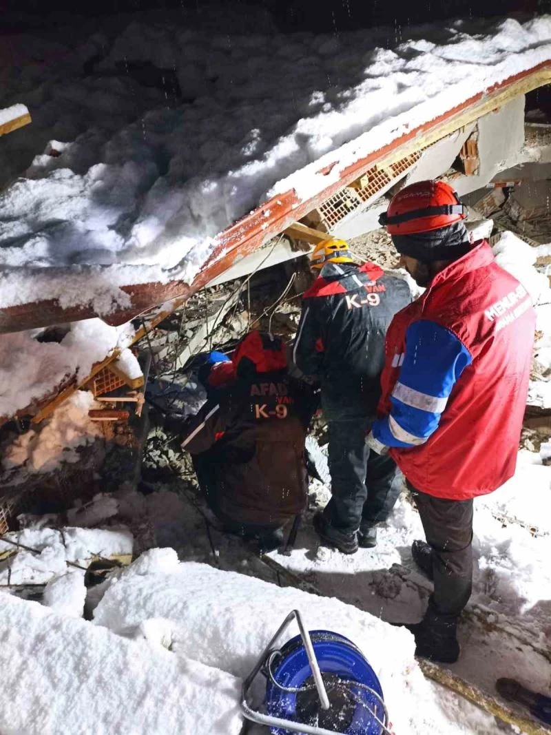 Memur-Sen Van ekibi deprem bölgesinde hayat kurtardı
