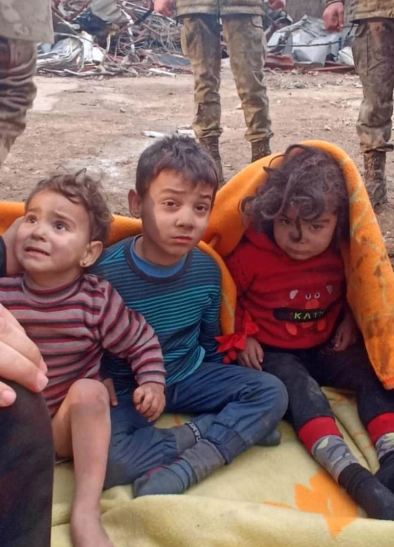 Suriyeli 3 kardeş enkaz altından askerler tarafından sağ çıkarıldı
