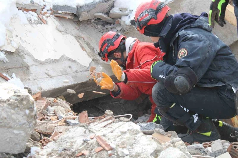 Kahramanmaraş’ta Nermin Teyze 24 saattir enkaz altında kurtarılmayı bekliyor
