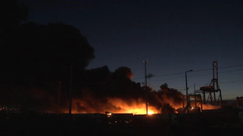 İskenderun Limanı’ndaki yangına helikopter ile müdahale ediliyor
