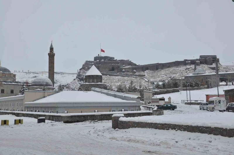 Kars’ta bayraklar yarıya indirildi
